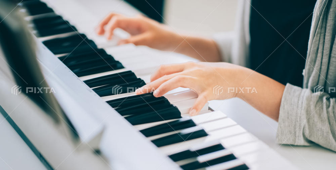 ピアノを演奏している様子