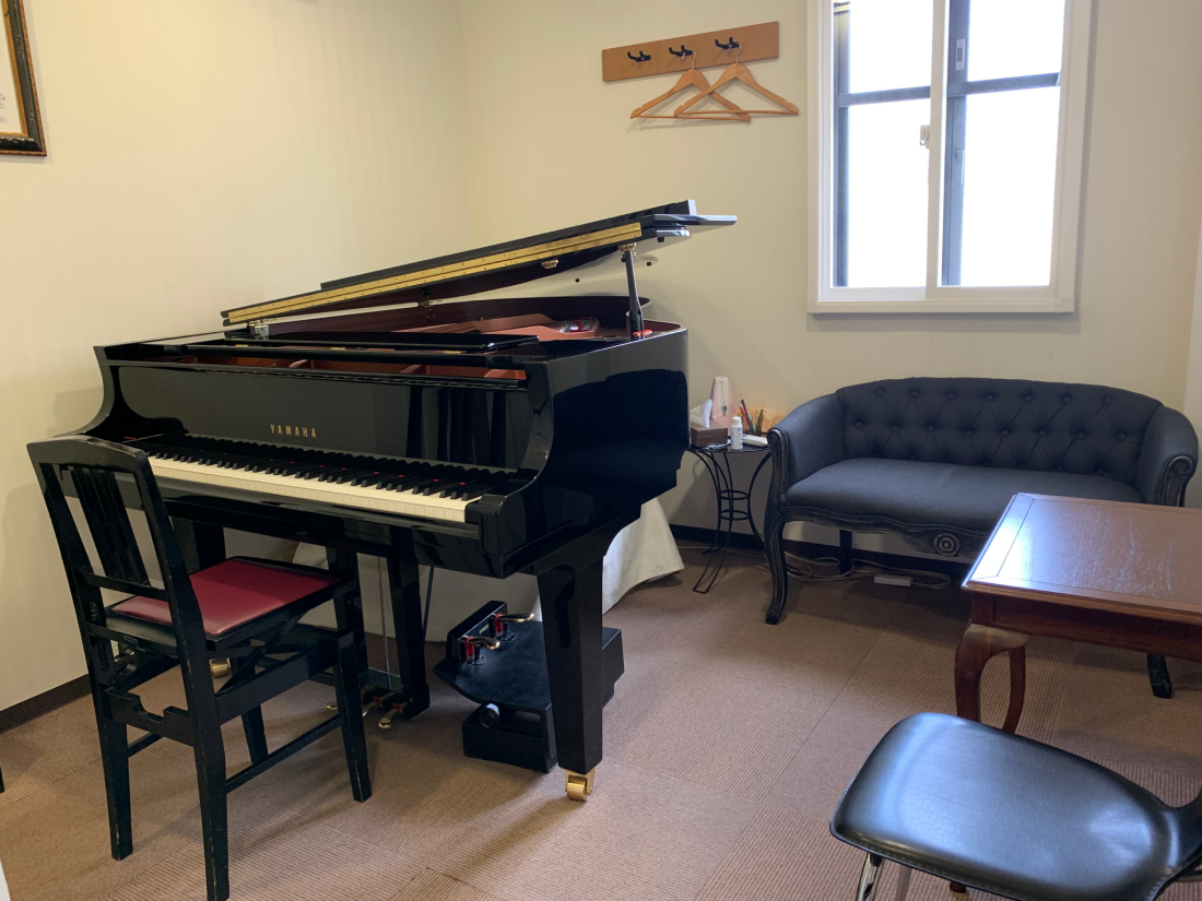 レンタルスタジオで楽器を演奏している様子